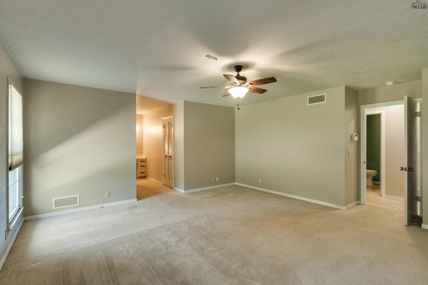 Spacious 3-bedroom, 2.5-bath home on a cul-de-sac near the - photo 16