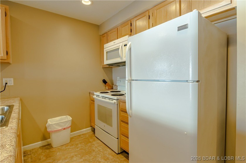 Turn-key 3 bedroom, 3 bathroom condo located in the desirable - photo 18