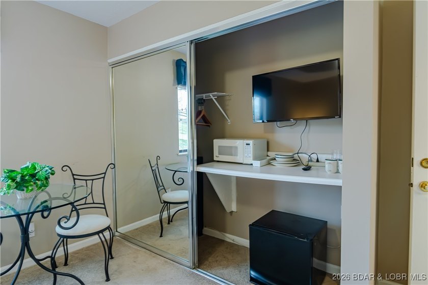 Turn-key 3 bedroom, 3 bathroom condo located in the desirable - photo 23