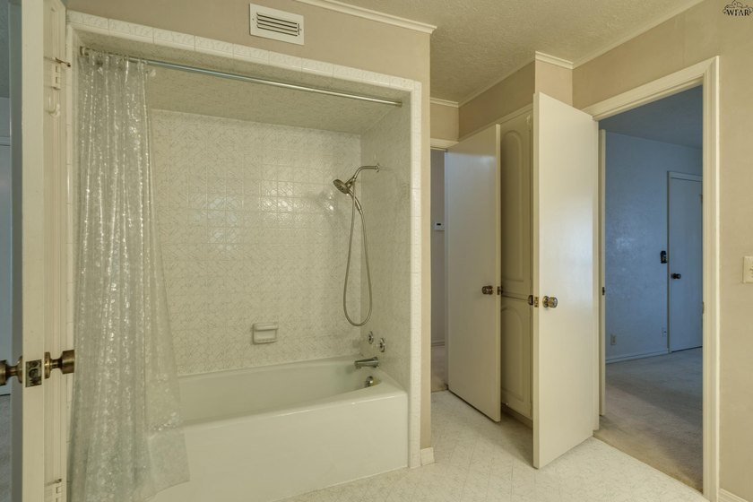 Spacious 3-bedroom, 2.5-bath home on a cul-de-sac near the - photo 25