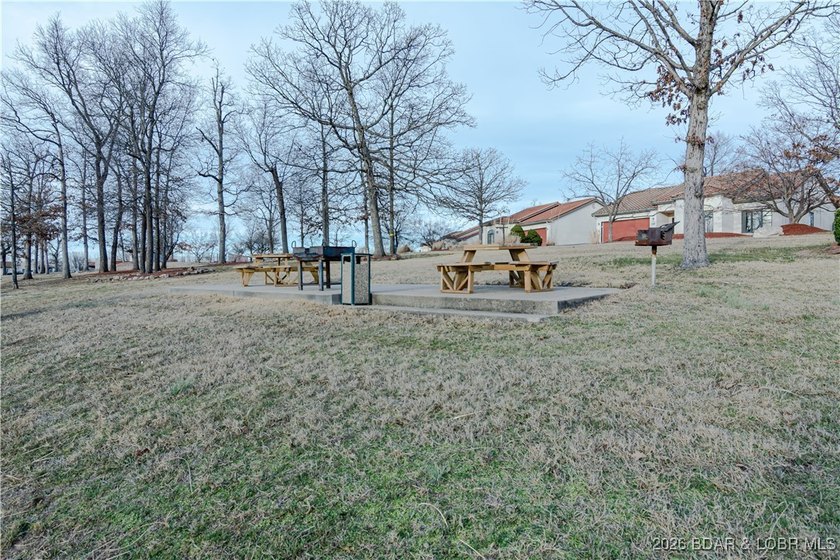Turn-key 3 bedroom, 3 bathroom condo located in the desirable - photo 29