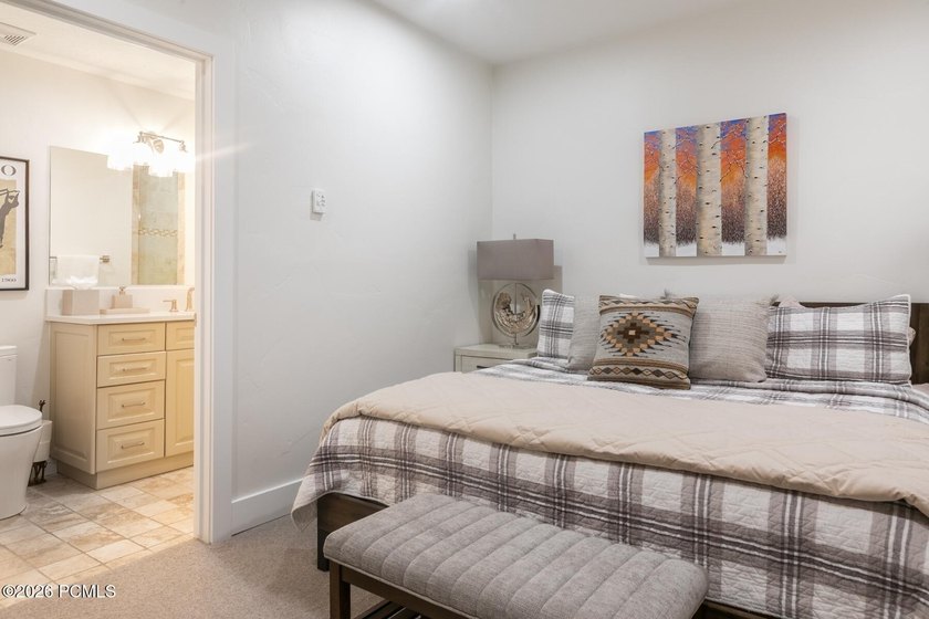 Location, luxury, and indoor/outdoor space abound at 2585 Aspen - photo 29