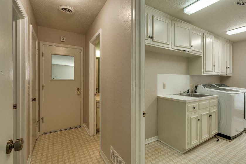 Spacious 3-bedroom, 2.5-bath home on a cul-de-sac near the - photo 29
