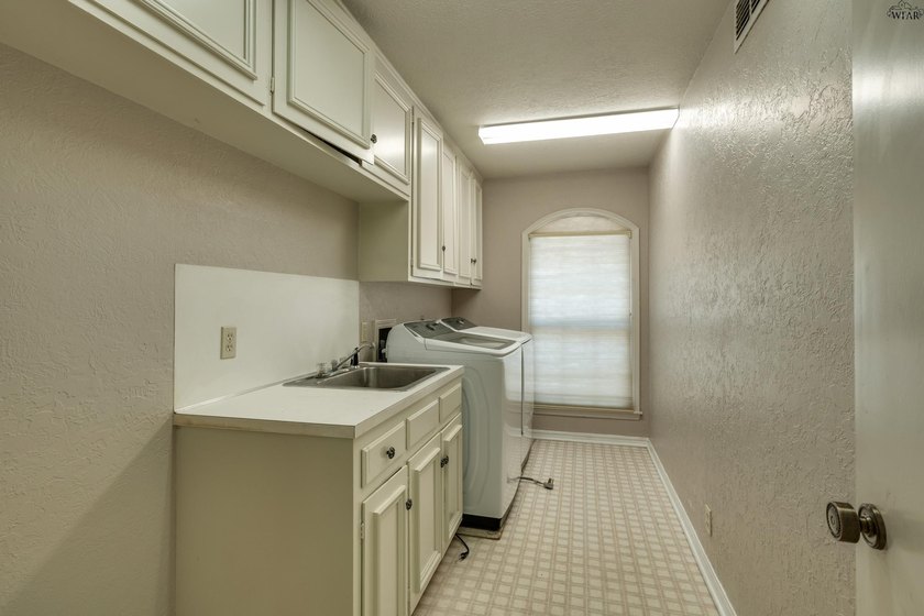 Spacious 3-bedroom, 2.5-bath home on a cul-de-sac near the - photo 30