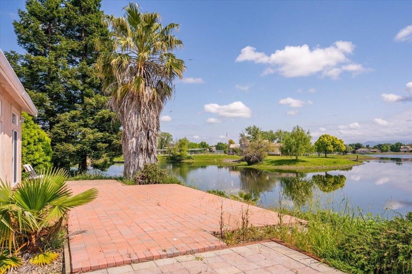 Beautiful Lakefront Living with 150 Feet of Waterfront and Views - photo 33