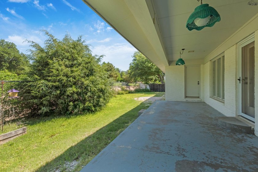 Spacious 3-bedroom, 2.5-bath home on a cul-de-sac near the - photo 33