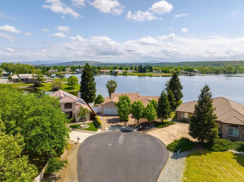Beautiful Lakefront Living with 150 Feet of Waterfront and Views - photo 37
