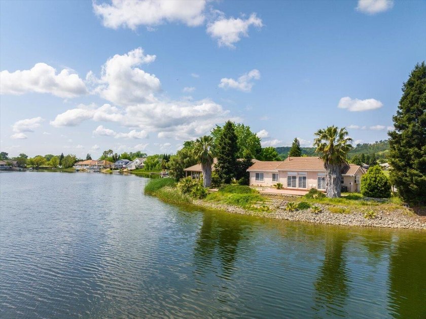 Beautiful Lakefront Living with 150 Feet of Waterfront and Views - photo 44