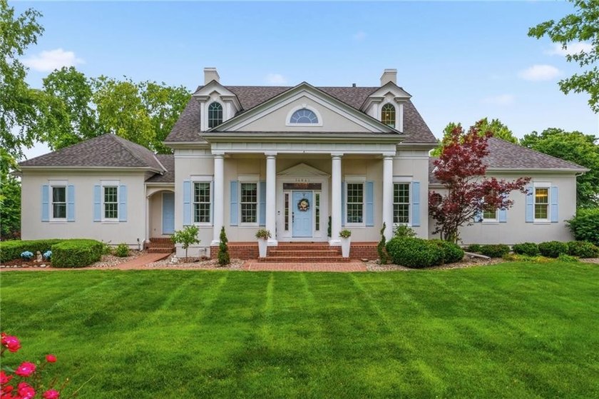 Welcome to Heritage Hill West, where timeless Colonial elegance - photo 3