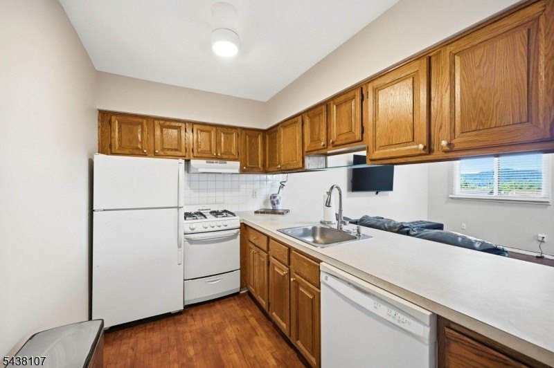 Enjoy breathtaking views from this 2 bedroom, 1 bath end unit - photo 4