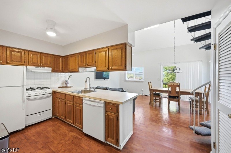 Enjoy breathtaking views from this 2 bedroom, 1 bath end unit - photo 5