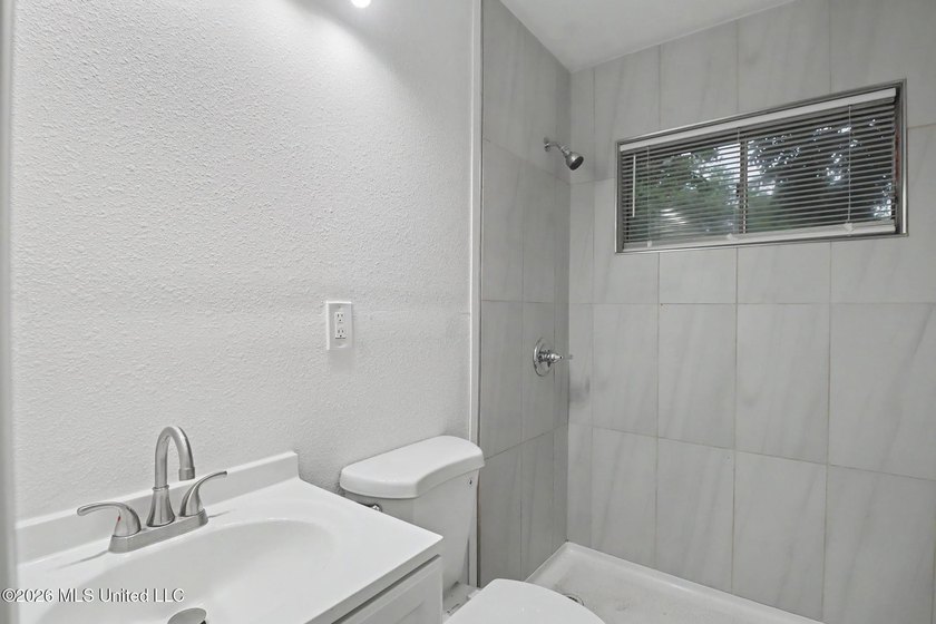 Completely renovated and move-in ready, this stunning 3-bedroom - photo 11