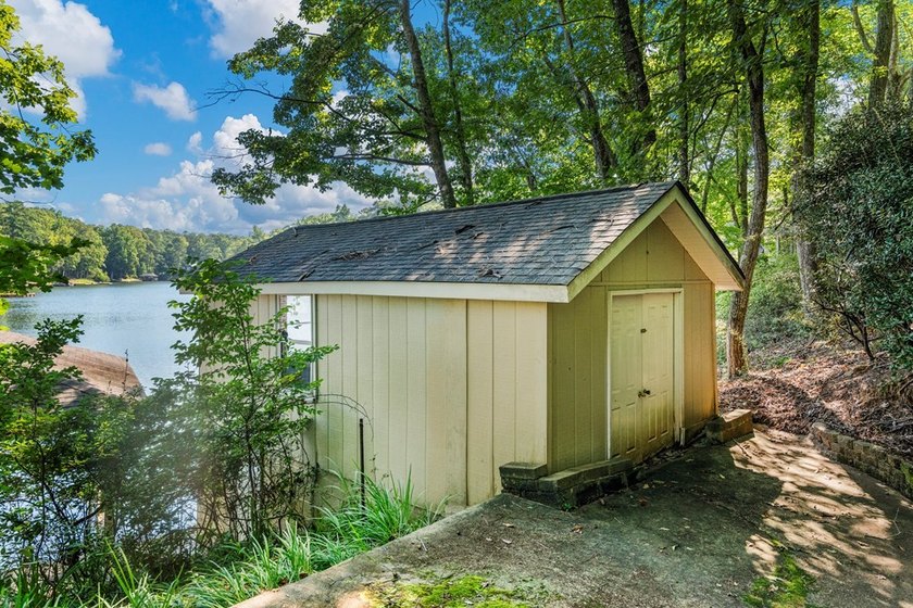 Welcome to one of Lake Harding's most captivating waterfront - photo 6