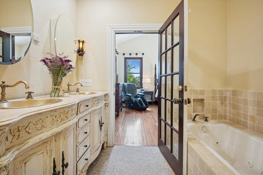 A rare opportunity to own this charming &amp; distinctive historic - photo 21