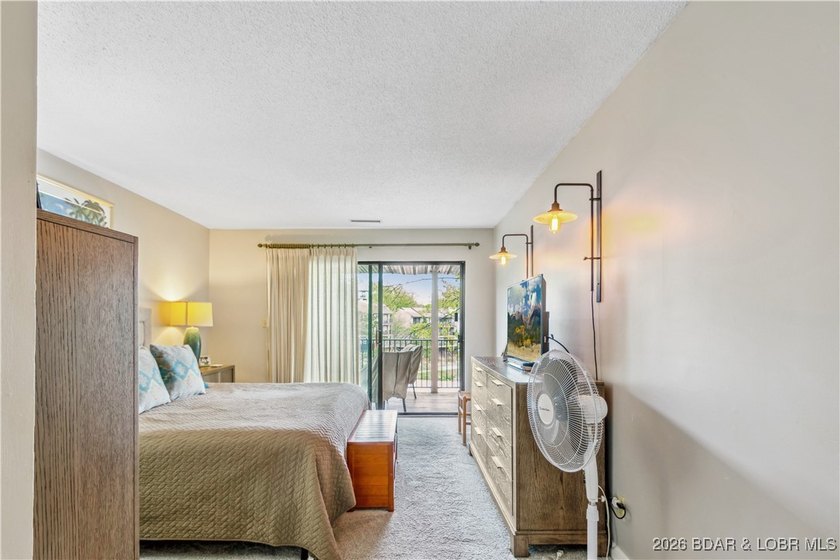 The location at Water's Edge everyone wants. A walk in unit with - photo 24