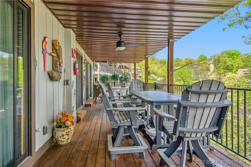 The location at Water's Edge everyone wants. A walk in unit with - photo 33