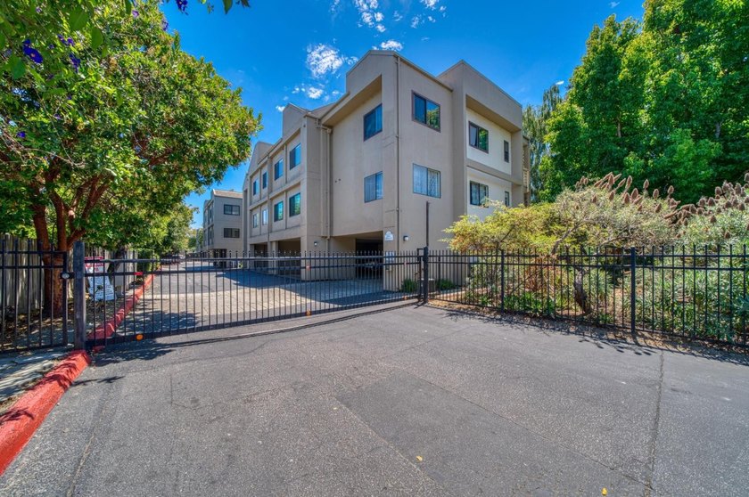 Situated in the heart of downtown Santa Cruz, this 1-bedroom - photo 35