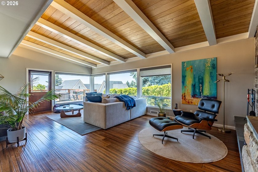 Experience the perfect blend of timeless mid-century modern - photo 3