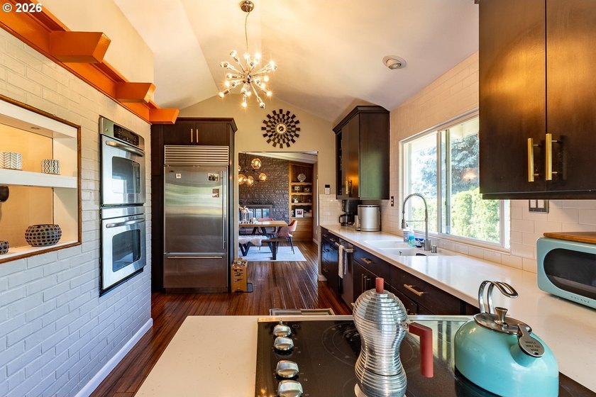 Experience the perfect blend of timeless mid-century modern - photo 5