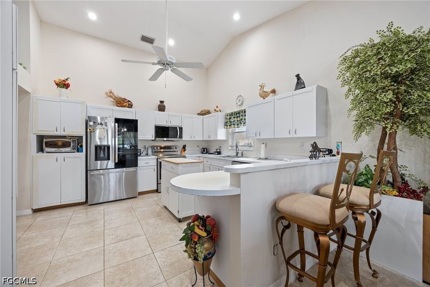 CENTRAL SE CAPE CORAL HOME WITH NEWER ROOF, NO FLOOD ZONE &amp; ROOM - photo 12
