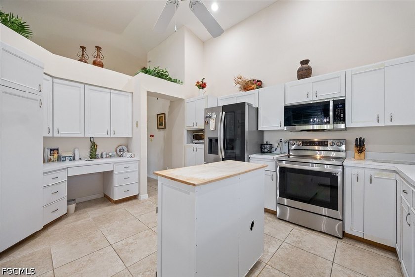 CENTRAL SE CAPE CORAL HOME WITH NEWER ROOF, NO FLOOD ZONE &amp; ROOM - photo 13