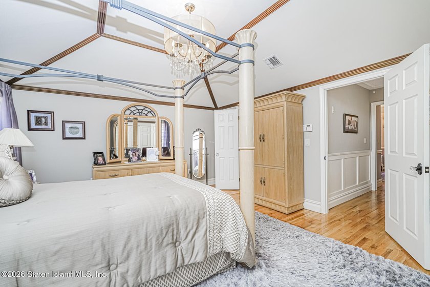 Gorgeous 4 bedroom, 4 bath, 2 Family Center Hall Colonial in - photo 22