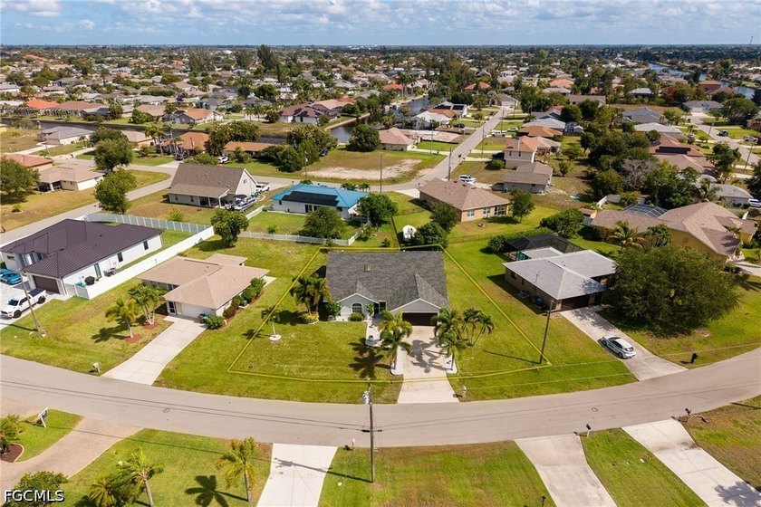 CENTRAL SE CAPE CORAL HOME WITH NEWER ROOF, NO FLOOD ZONE &amp; ROOM - photo 33
