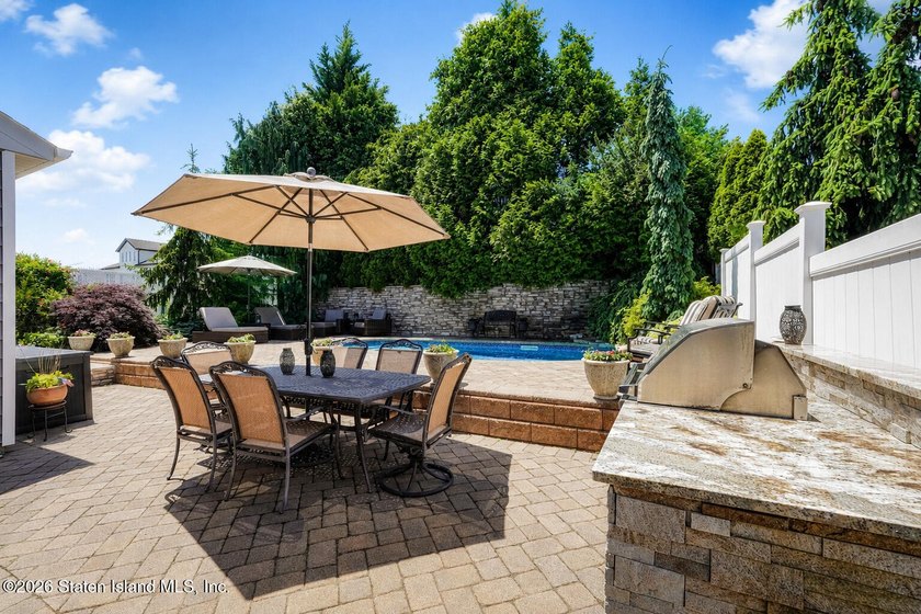 Gorgeous 4 bedroom, 4 bath, 2 Family Center Hall Colonial in - photo 38