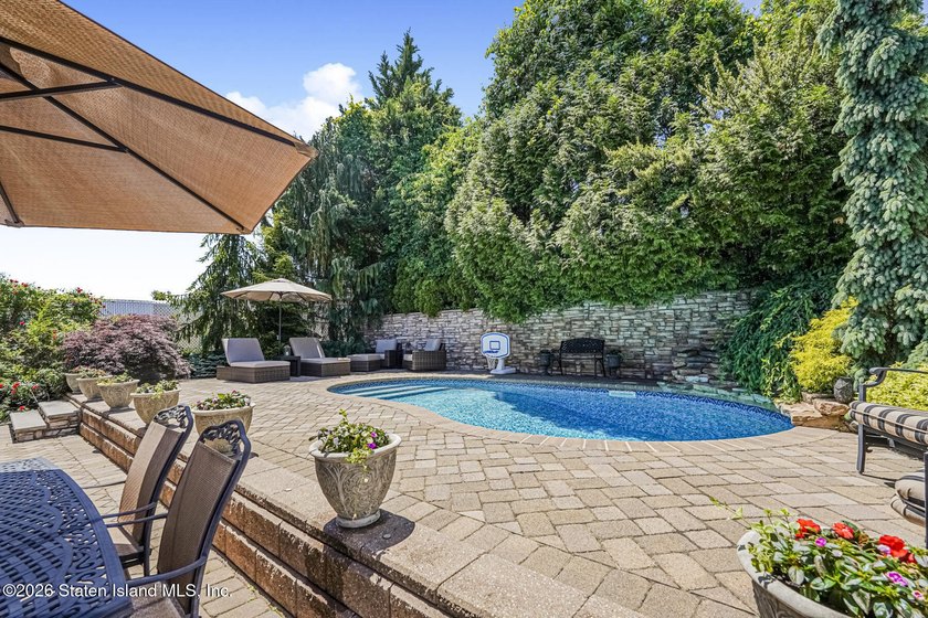 Gorgeous 4 bedroom, 4 bath, 2 Family Center Hall Colonial in - photo 39