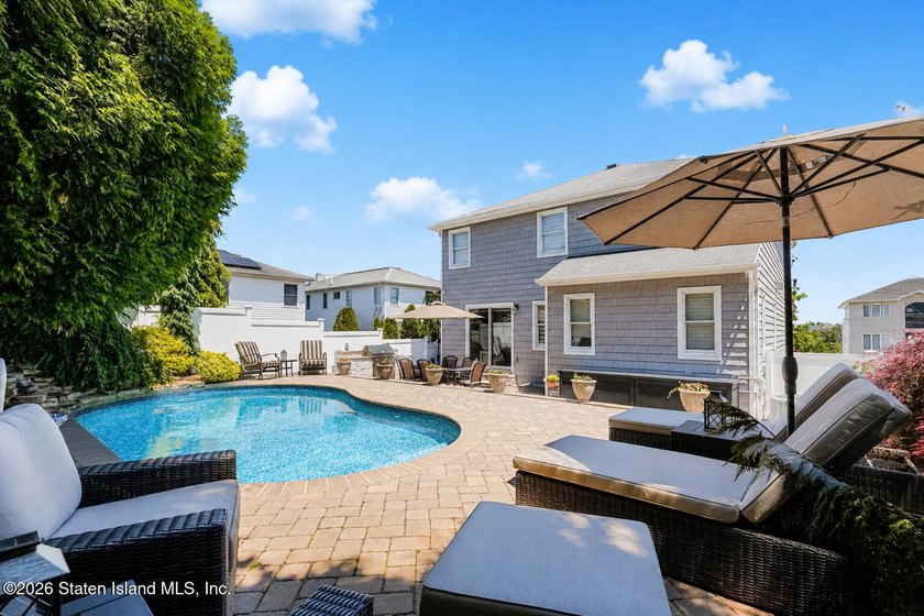 Gorgeous 4 bedroom, 4 bath, 2 Family Center Hall Colonial in - photo 43