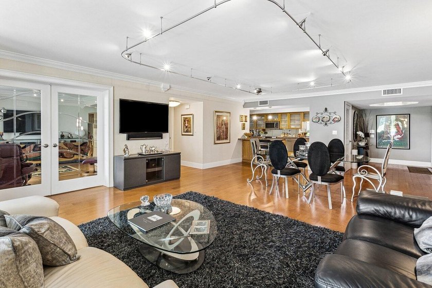 This beautifully updated first-floor condo offers 3 bedrooms, 2 - photo 6