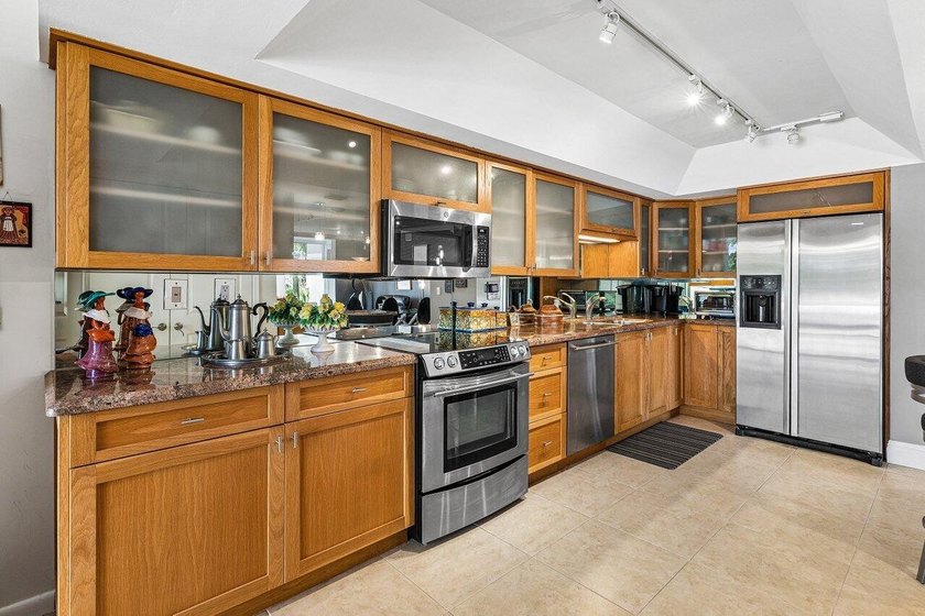This beautifully updated first-floor condo offers 3 bedrooms, 2 - photo 10