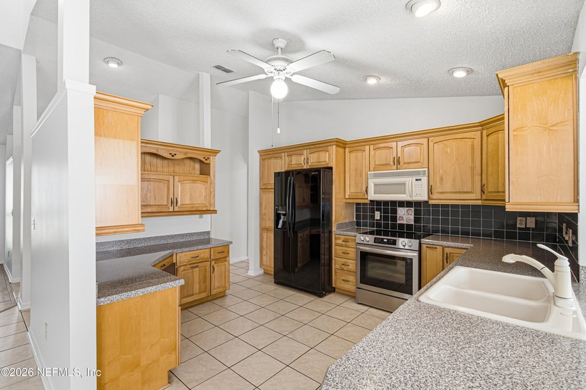GREAT NEW PRICE AND AN OUTSTANDING LOCATION. Time to live in the - photo 8