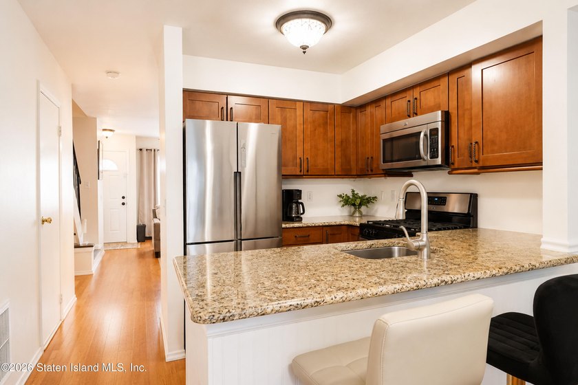 Welcome to this spacious and well-maintained two-bedroom condo - photo 11