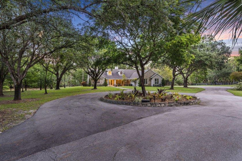 Discover an exceptional equestrian estate in Fox Trail on 5 - photo 13