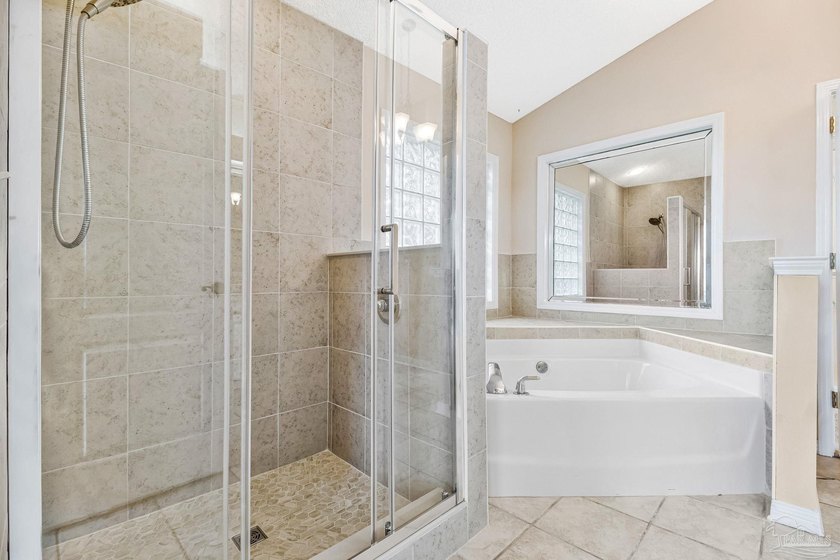 Awesome 3-bedroom, 3-bath pool home with a dedicated study in - photo 34