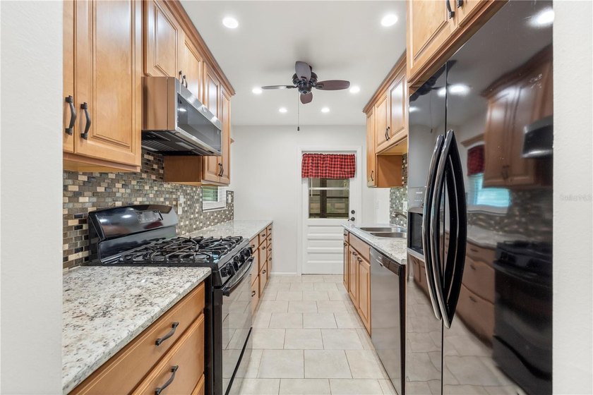 Private 1st-floor corner condo offering 2 bedrooms, 2 bathrooms - photo 11