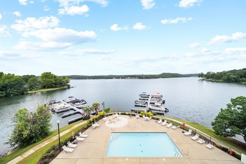 Waterfront ground-floor walk-out condo, beautifully updated and - photo 4