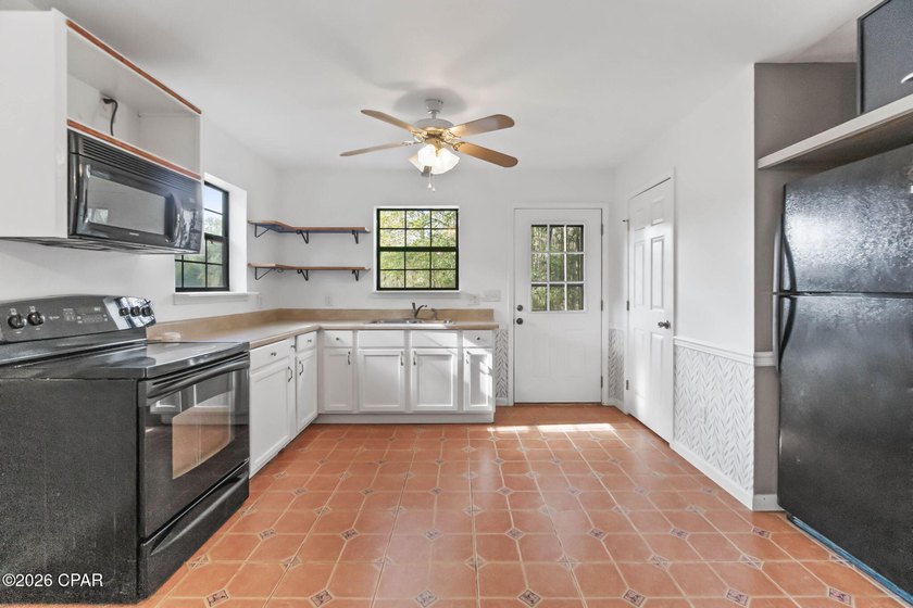 Two Homes!! Beautiful 6.69-acre estate offering a main residence - photo 27