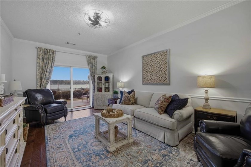 Waterfront ground-floor walk-out condo, beautifully updated and - photo 8