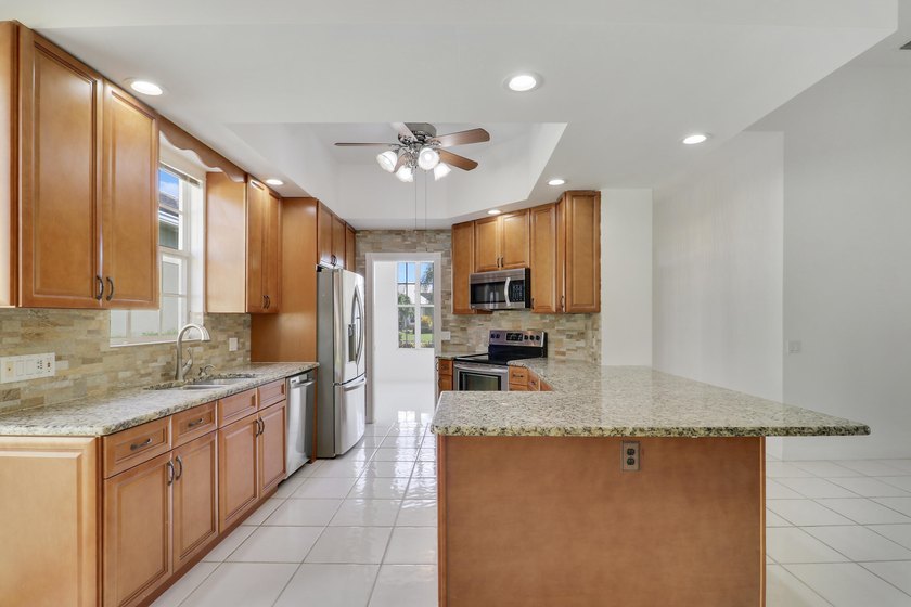 Light, bright, and move-in ready, this immaculate home offers a - photo 4