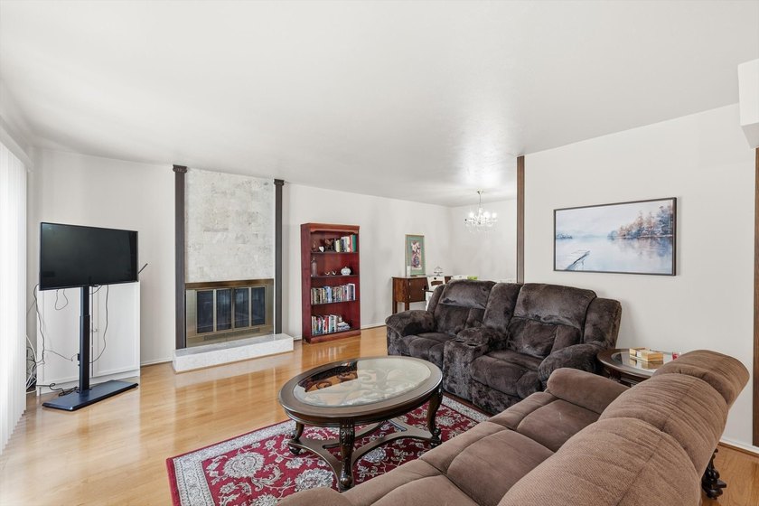 Light, bright, and truly move-in ready, this 3-bedroom, 2.1-bath - photo 5