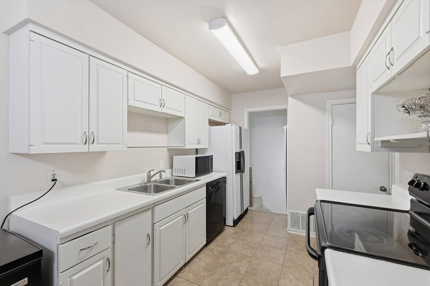 Light, bright, and truly move-in ready, this 3-bedroom, 2.1-bath - photo 9