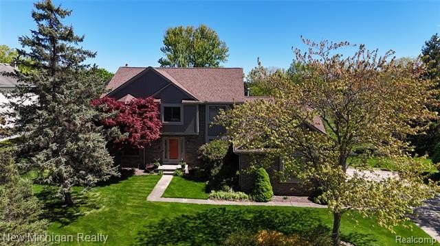 Beautiful home on a large interior lot backing to wooded commons - photo 2