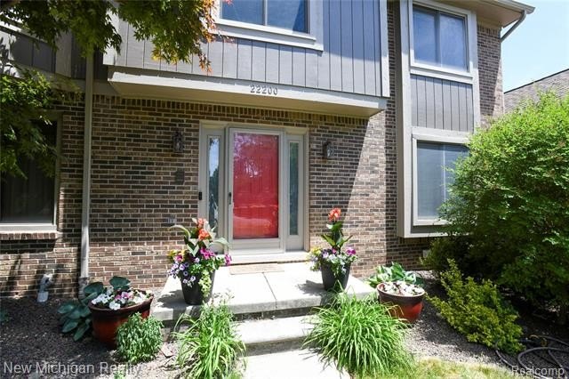 Beautiful home on a large interior lot backing to wooded commons - photo 6