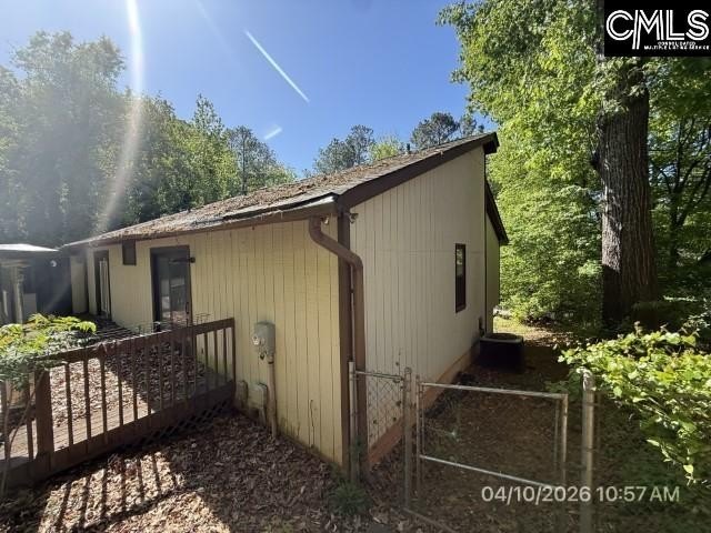 Split level home on 0.36 acre lot with inground pool Disclaimer: - photo 4