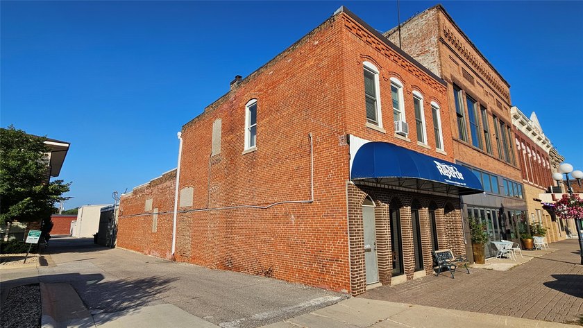 Spacious 2 story brick building in downtown Clear Lake with - photo 2