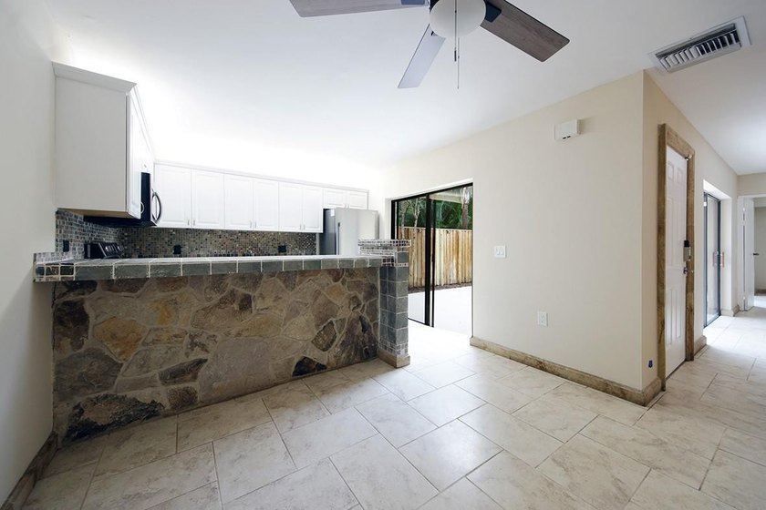 Bright and inviting 3-bedroom, 2.5-bath residence in a desirable - photo 11