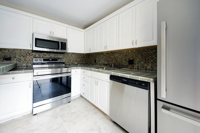 Bright and inviting 3-bedroom, 2.5-bath residence in a desirable - photo 13