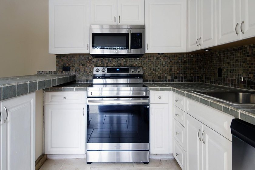 Bright and inviting 3-bedroom, 2.5-bath residence in a desirable - photo 14